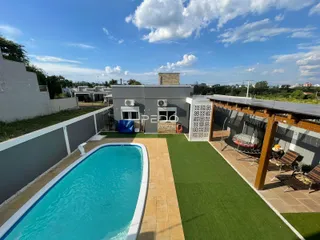 Foto da piscina e área externa de uma residência em Lajeado.