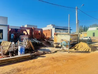 Foto da fachada de uma propriedade em construção em Lajeado.