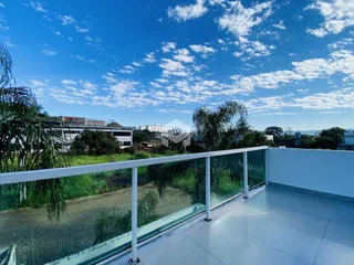 Vista de uma varanda com grade de vidro em Lajeado.