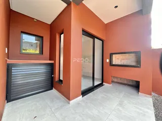 Fachada de uma residência em Lajeado, Brasil, mostrando a entrada e a garagem.