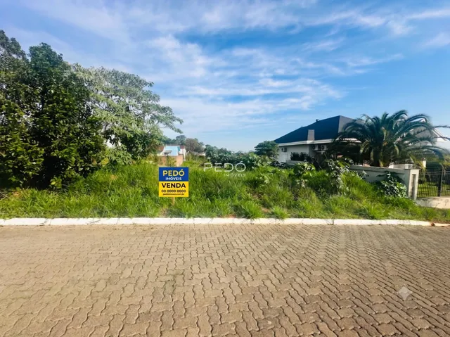 Vista da fachada de uma propriedade em Lajeado, Brasil, com vegetação ao redor.