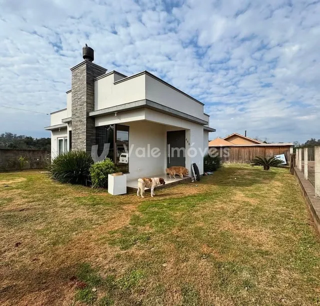 Fachada de uma casa em Lajeado, Brasil, com gramado à frente.