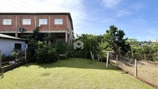 Fachada de uma residência em Lajeado com jardim e cerca.