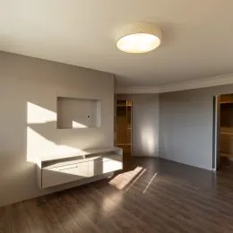 Ambiente interno com piso de madeira e iluminação clara.