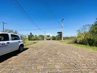 Vista da área externa pavimentada de uma propriedade em Lajeado, Brasil.