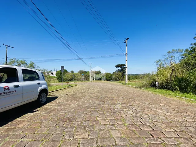 Vista da área externa pavimentada de uma propriedade em Lajeado, Brasil.