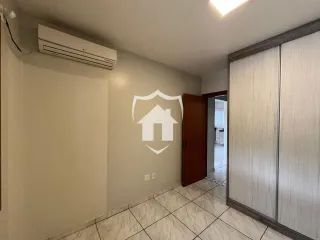Um quarto com armário e piso de cerâmica.