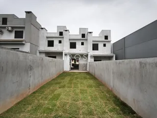 Vista externa de uma residência em Lajeado, Brasil, cercada por muros de concreto.