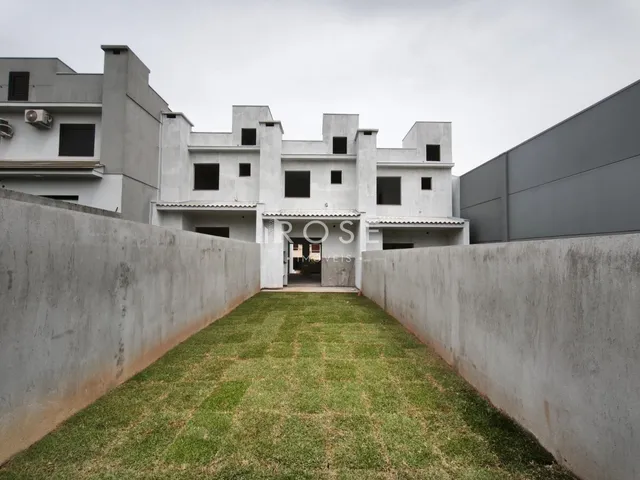 Vista externa de uma residência em Lajeado, Brasil, cercada por muros de concreto.