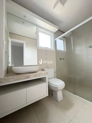 Foto de um banheiro moderno com piso de cerâmica e box de vidro.