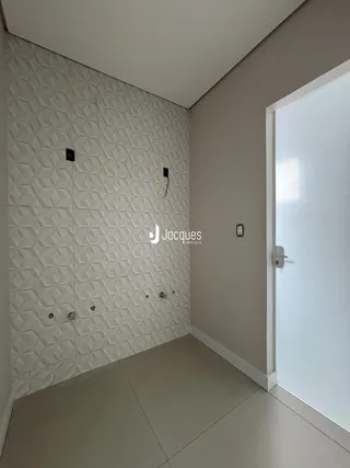Parede com revestimento de azulejos brancos em um ambiente interno.