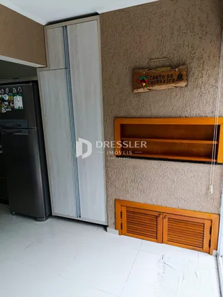 Interior de um corredor com armários e revestimento de madeira em uma propriedade.