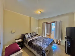 Quarto com cama e janela em imóvel no Lajeado.