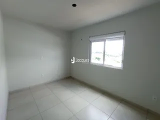A sala de estar é uma área ampla com piso de cerâmica clara.