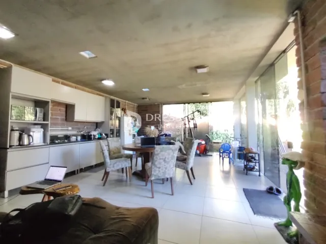 Ambiente interno de uma sala de estar com acesso a uma área externa.