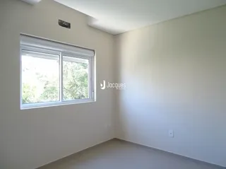 A parede de um cômodo com uma janela é visível na foto.