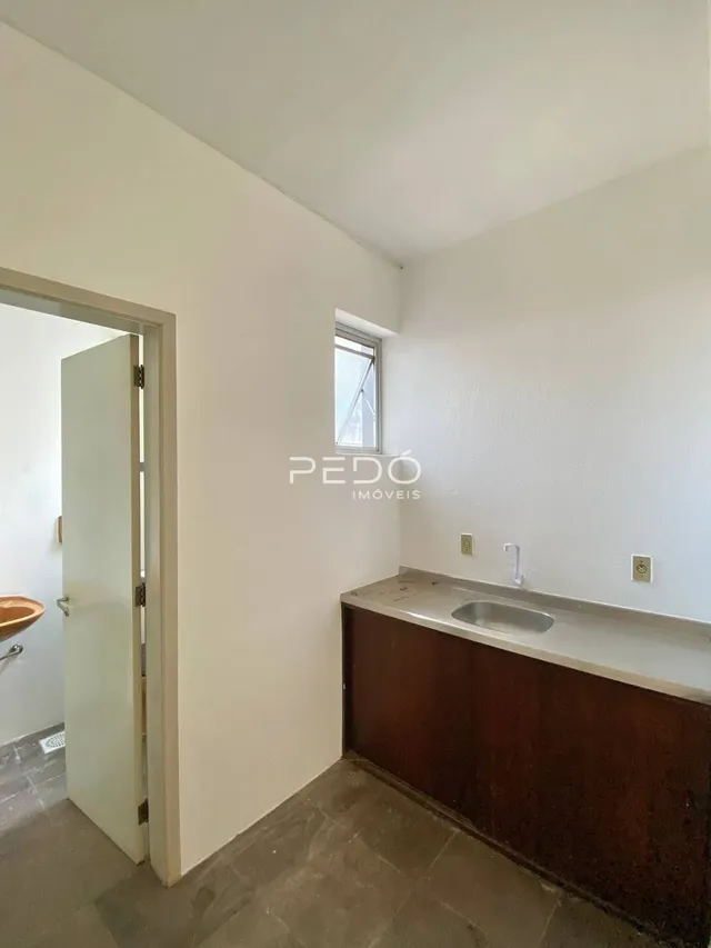 Vista interna de um corredor com porta de entrada em uma residência.