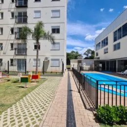 Foto externa mostrando uma piscina e área verde de uma residência em Lajeado.