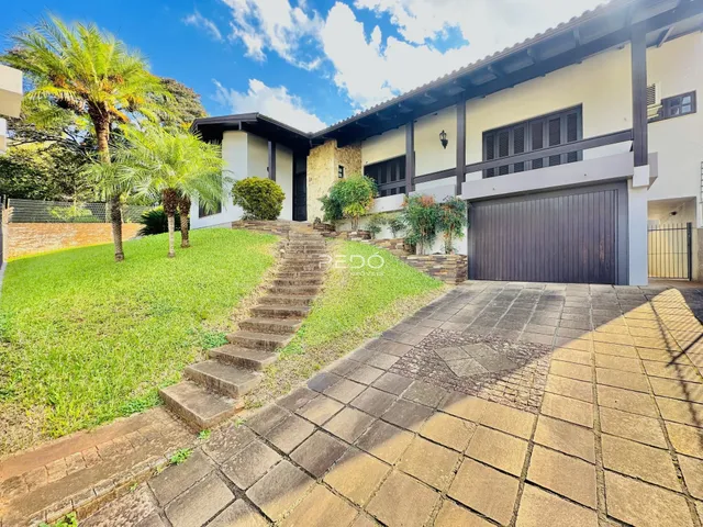 Vista externa de uma residência com jardim e acesso de pedra em Lajeado, Brasil.
