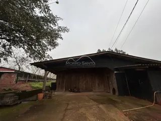 Fachada de uma estrutura de madeira com grandes portas em Lajeado, Brasil.