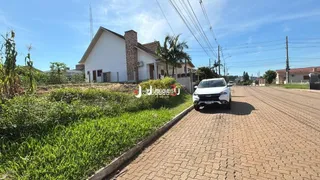 Fachada de uma residência em Lajeado, Brasil, com gramado e área pavimentada.