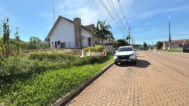 Fachada de uma residência em Lajeado, Brasil, com gramado e área pavimentada.