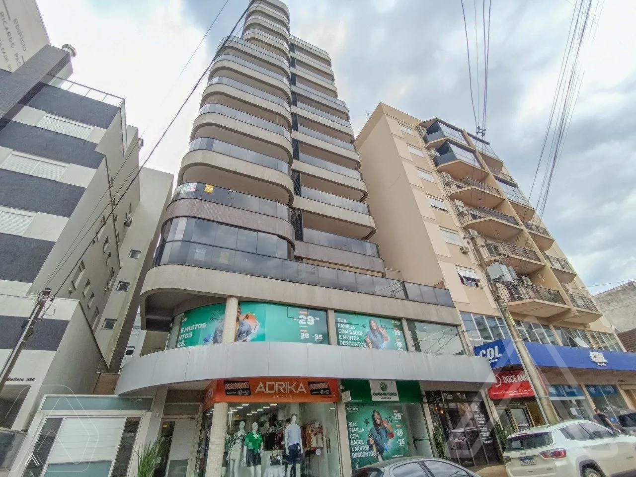 Fachada de um edifício comercial com vários andares em Lajeado, Brasil.