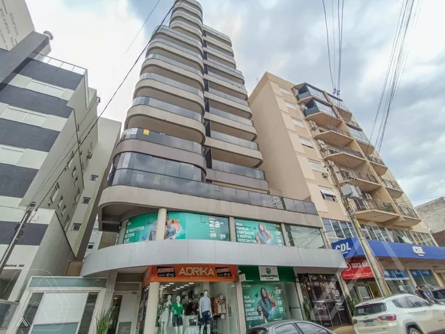 Fachada de um edifício comercial com vários andares em Lajeado, Brasil.