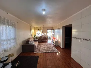 Sala de estar com sofá e piso de madeira.