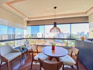 Uma sala de estar com grandes janelas que oferece uma vista da cidade.