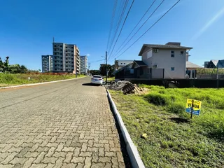 Vista da rua e da residência em Lajeado, Brasil.