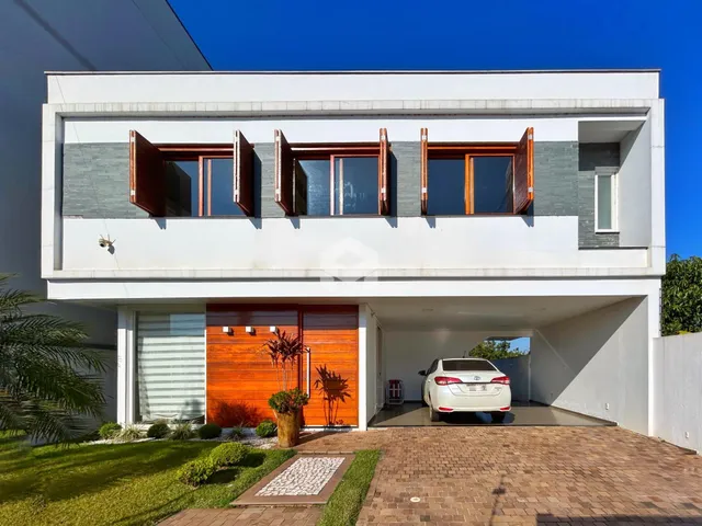 Fachada de uma casa moderna com garagem e jardim em Lajeado, Brasil.