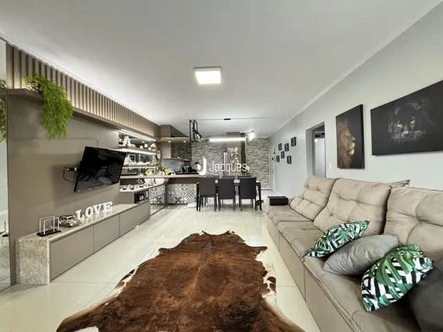 Sala de estar moderna com sofá e decoração em um apartamento no Brasil.