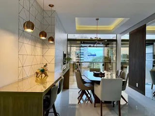 Sala de jantar moderna com mesa redonda e vista para a cidade.