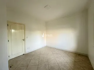 Foto de um cômodo interno com piso de cerâmica claro.