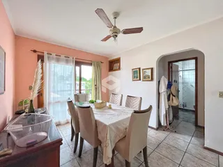 Sala de jantar com mesa e cadeiras em um imóvel no Brasil.