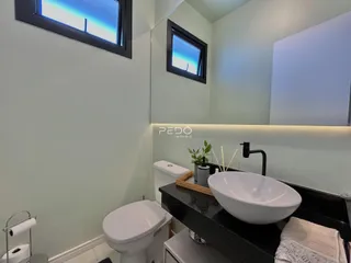 Foto de um banheiro com vaso sanitário e pia.