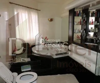 Quarto interno com cabeceira e armário.