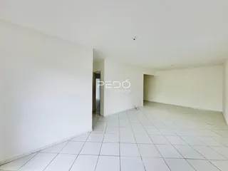 Ambiente interno amplo com piso de cerâmica e paredes brancas.