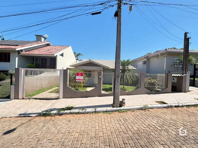 Vista da fachada de uma residência em Lajeado, Brasil, com cerca e calçada.