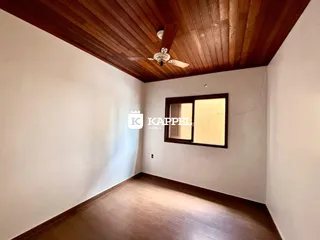 Foto de um cômodo com piso de madeira e forro de madeira.