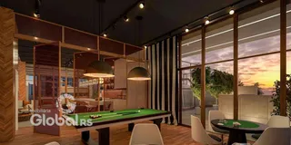 Sala de estar com grandes janelas e ambiente moderno.