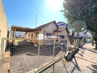 Vista externa de uma construção rústica em Lajeado, Brasil.