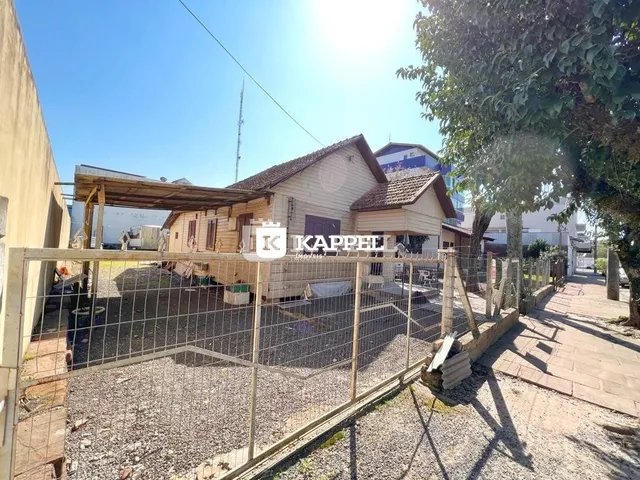 Vista externa de uma construção rústica em Lajeado, Brasil.