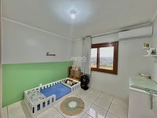 Quarto com parede verde e piso de cerâmica.