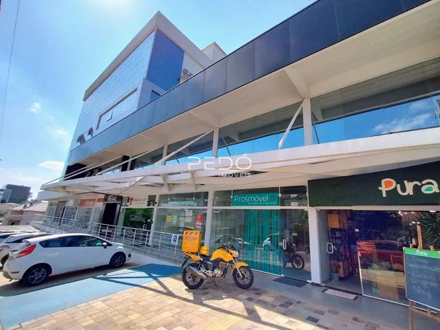 Fachada de um prédio comercial em Lajeado, Brasil.