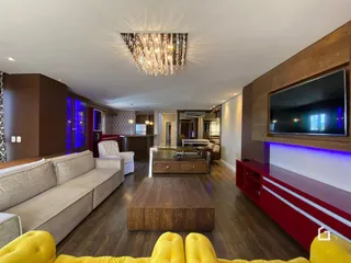Sala de estar com sofá e decoração moderna em um imóvel no Brasil.