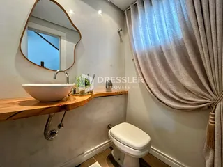 Foto de um banheiro com pia e vaso sanitário.