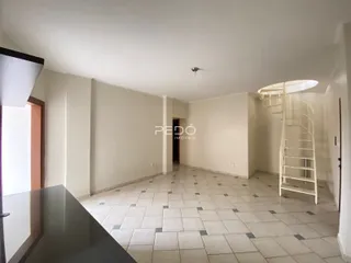 Hall de entrada com piso de cerâmica e escadaria visível.