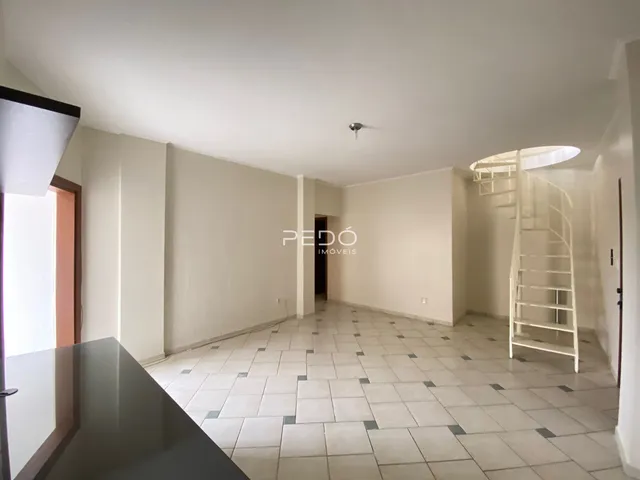 Hall de entrada com piso de cerâmica e escadaria visível.